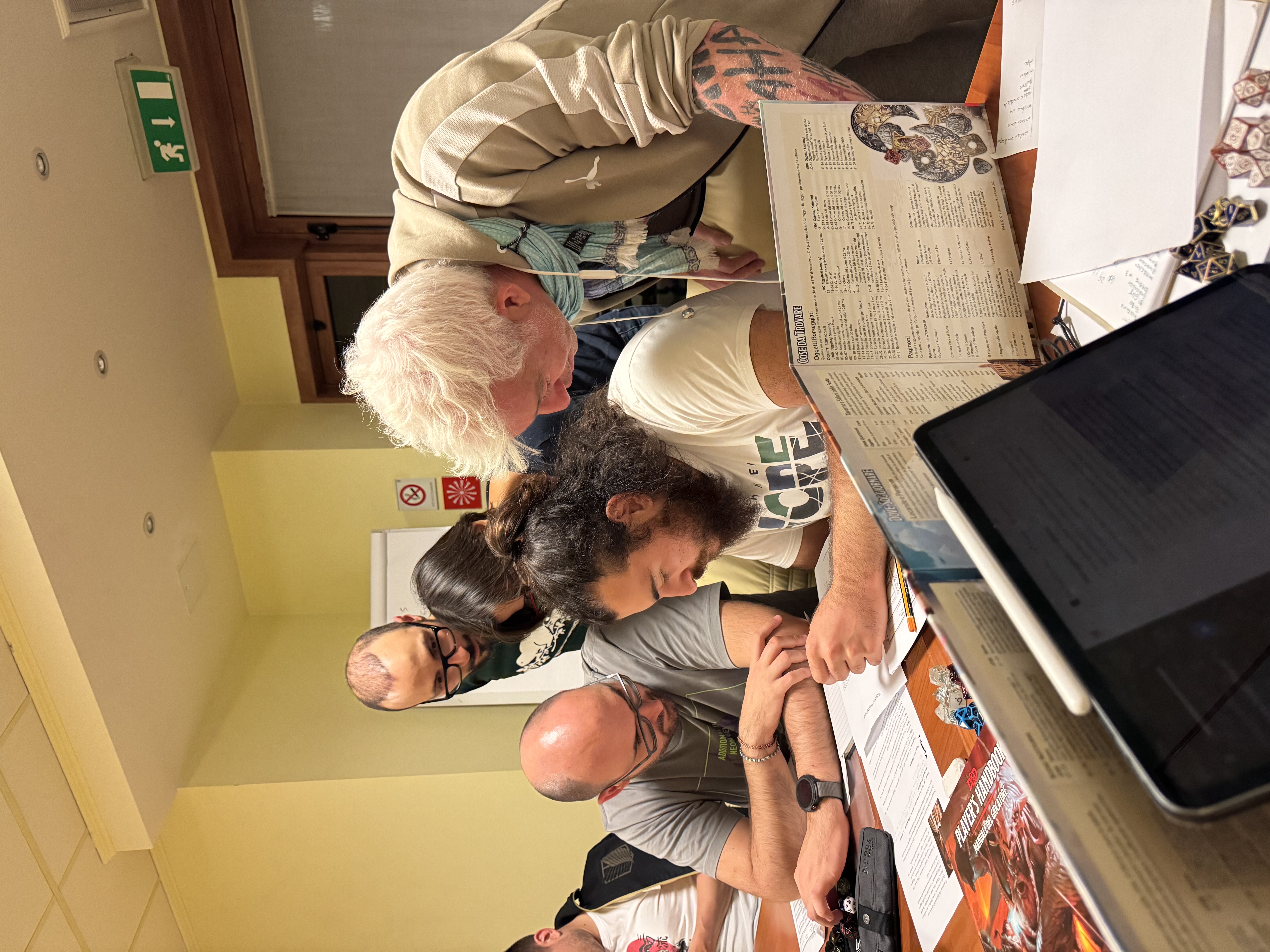 Persone giocano al tavolo