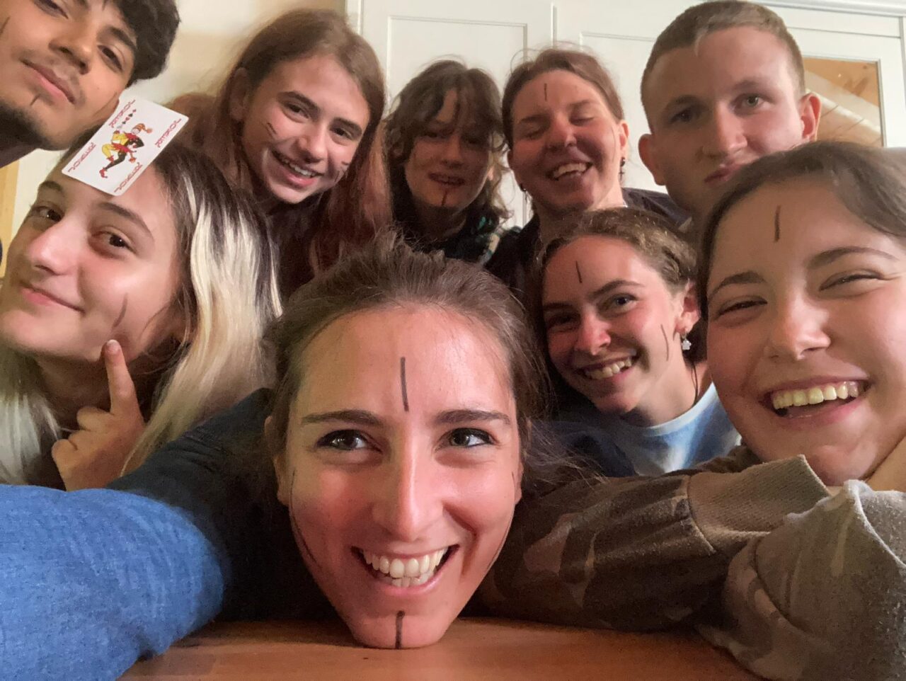 Persone giocano al tavolo