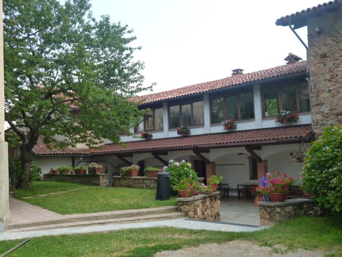 Persone giocano al tavolo